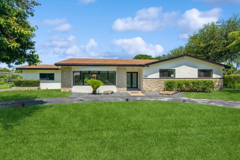 Villa ou maison à louer à Pinecrest, Floride: 4 chambres, 223.24 m2 № 1987520 - photo 1