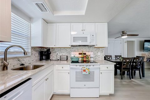 Villa ou maison à vendre à Sarasota, Floride: 2 chambres, 98.85 m2 № 2280232 - photo 9