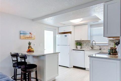 Villa ou maison à vendre à Sarasota, Floride: 2 chambres, 98.85 m2 № 2280232 - photo 13