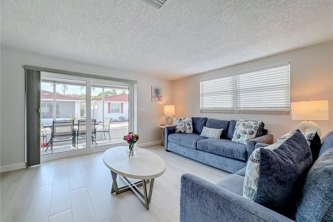Villa ou maison à vendre à Sarasota, Floride: 2 chambres, 98.85 m2 № 2280232 - photo 15