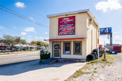 Commercial property in Tampa, Florida 226.5 sq.m. № 1584134 - photo 1