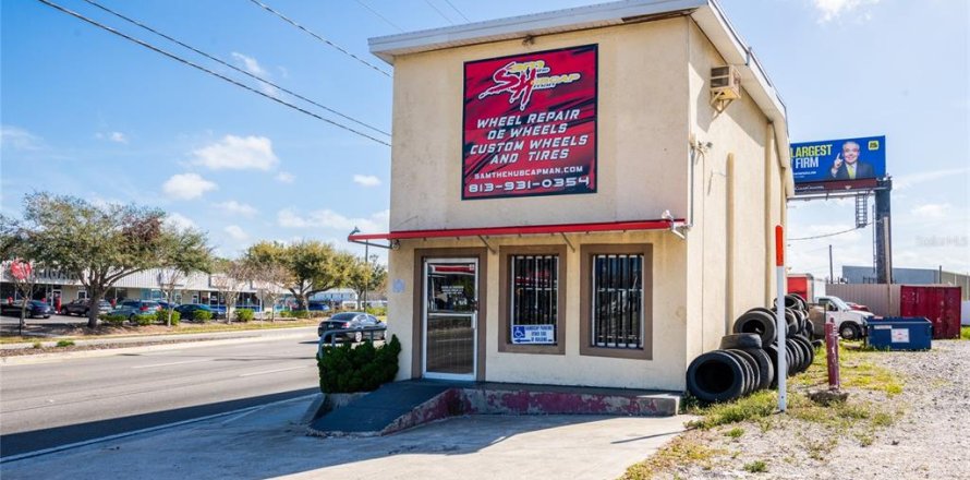 Commercial property in Tampa, Florida 226.5 sq.m. № 1584134