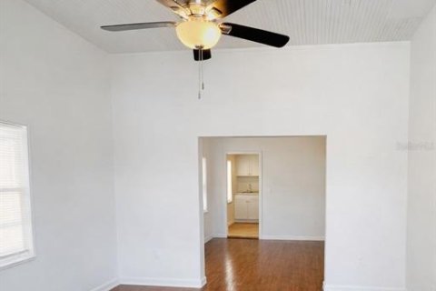House in Tampa, Florida 3 bedrooms, 111.48 sq.m. № 2228504 - photo 2