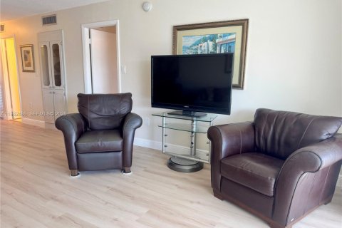 Condo in North Miami Beach, Florida, 1 bedroom  № 2024079 - photo 7