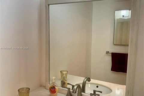 Condo in North Miami Beach, Florida, 1 bedroom  № 2024079 - photo 17