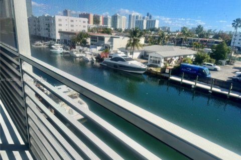 Condo in North Miami Beach, Florida, 1 bedroom  № 2024079