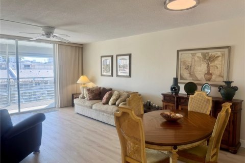 Condo in North Miami Beach, Florida, 1 bedroom  № 2024079 - photo 5