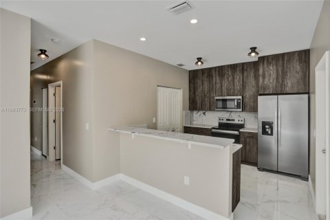 Casa en alquiler en Miami, Florida, 3 dormitorios, 117.43 m2 № 2055559 - foto 5