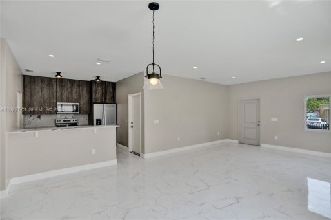 Casa en alquiler en Miami, Florida, 3 dormitorios, 117.43 m2 № 2055559 - foto 4
