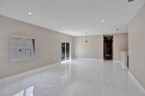 Casa en alquiler en Miami, Florida, 3 dormitorios, 117.43 m2 № 2055559 - foto 3