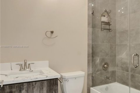 Casa en alquiler en Miami, Florida, 3 dormitorios, 117.43 m2 № 2055559 - foto 6