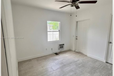 Propiedad comercial en venta en Deerfield Beach, Florida, 93.37 m2 № 2017456 - foto 13