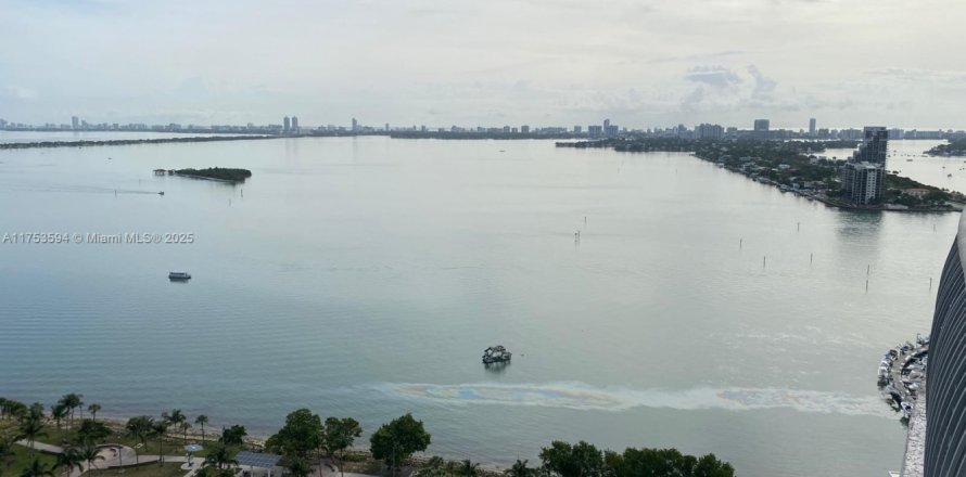 Condominio en Miami, Florida, 1 dormitorio № 2077218