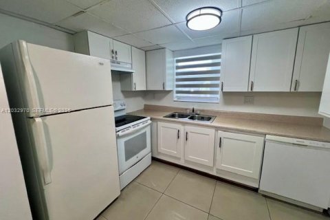 Снять в аренду кондоминиум в Майами, Флорида 1 спальня, 106.74м2, № 2077962 - фото 5