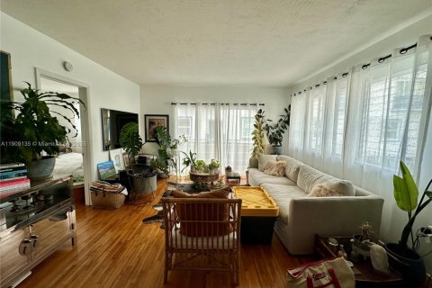 Appartement à louer à Bay Harbor Islands, Floride: 2 chambres, 97.55 m2 № 1964801 - photo 1