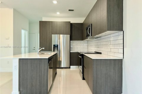 Townhouse in Miami, Florida 4 bedrooms, 180.97 sq.m. № 2003058 - photo 6