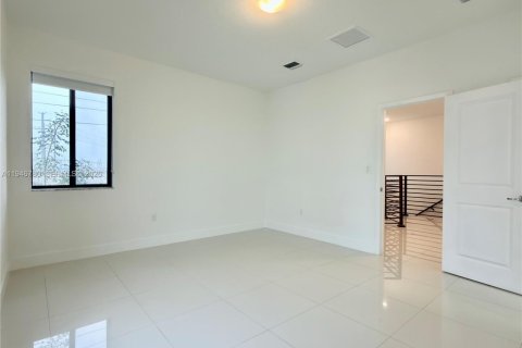 Townhouse in Miami, Florida 4 bedrooms, 180.97 sq.m. № 2003058 - photo 7