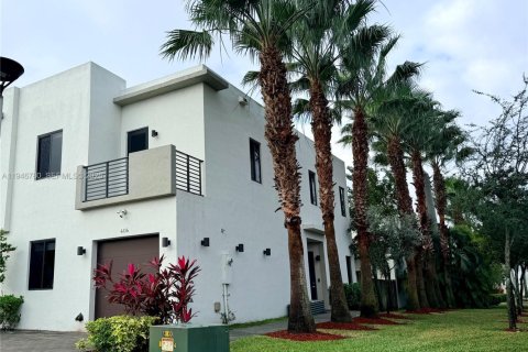 Townhouse in Miami, Florida 4 bedrooms, 180.97 sq.m. № 2003058 - photo 2