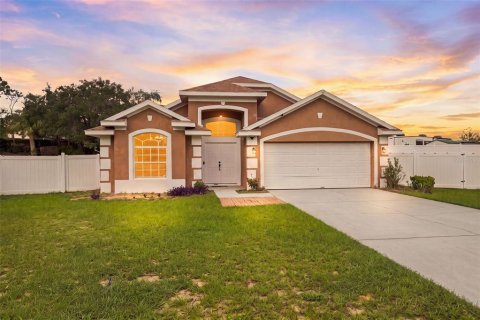 House in Clermont, Florida 3 bedrooms, 166.11 sq.m. № 2351876