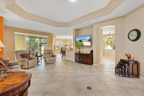 House in The Villages, Florida 3 bedrooms, 193.61 sq.m. № 2220741 - photo 10
