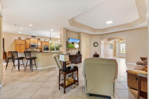 House in The Villages, Florida 3 bedrooms, 193.61 sq.m. № 2220741 - photo 12