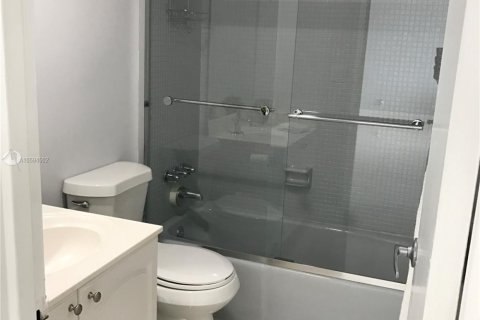 Condo in Hollywood, Florida, 2 bedrooms № 1984866 - photo 13