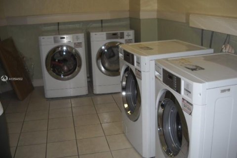 Condo in Hollywood, Florida, 2 bedrooms № 1984866 - photo 28