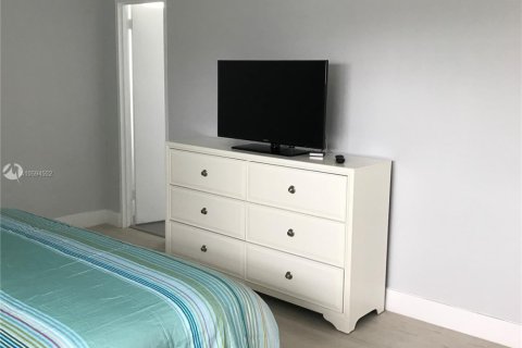 Condo in Hollywood, Florida, 2 bedrooms № 1984866 - photo 8