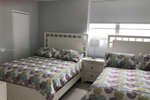Condo in Hollywood, Florida, 2 bedrooms № 1984866 - photo 11
