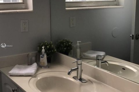 Condo in Hollywood, Florida, 2 bedrooms № 1984866 - photo 10