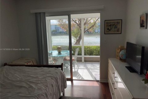 Condo in Coconut Creek, Florida, 2 bedrooms  № 2041393 - photo 18