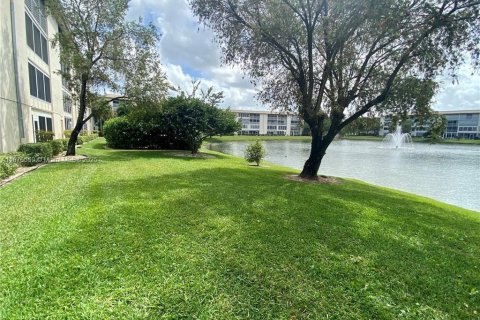 Condo in Coconut Creek, Florida, 2 bedrooms  № 2041393 - photo 16