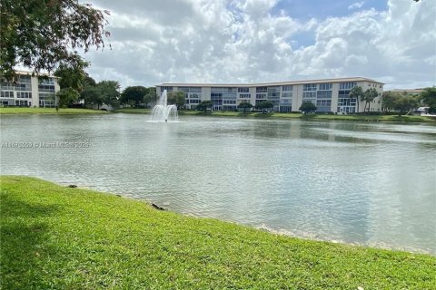 Condo in Coconut Creek, Florida, 2 bedrooms  № 2041393 - photo 15