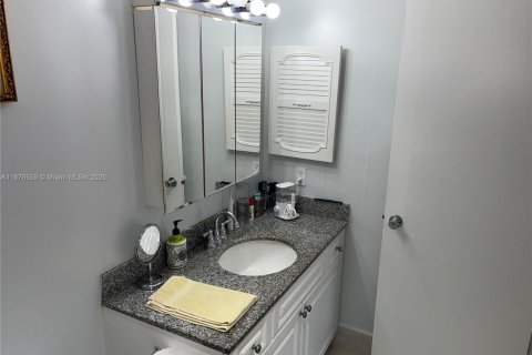Condo in Coconut Creek, Florida, 2 bedrooms  № 2041393 - photo 25