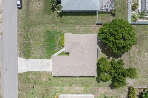 House in Cape Coral, Florida 3 bedrooms, 130.81 sq.m. № 1798017 - photo 25