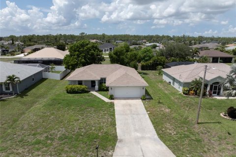 House in Cape Coral, Florida 3 bedrooms, 130.81 sq.m. № 1798017 - photo 26