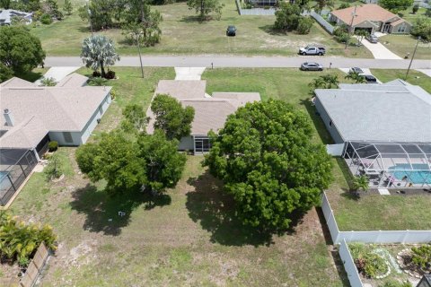 House in Cape Coral, Florida 3 bedrooms, 130.81 sq.m. № 1798017 - photo 29