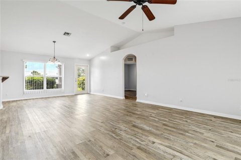 House in Cape Coral, Florida 3 bedrooms, 130.81 sq.m. № 1798017 - photo 9