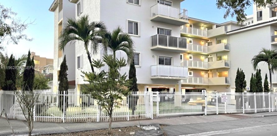 Condominio en Miami, Florida, 2 dormitorios  № 2029904