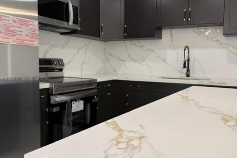 Villa ou maison à vendre à Hialeah, Floride: 2 chambres, 86.96 m2 № 2414521 - photo 18