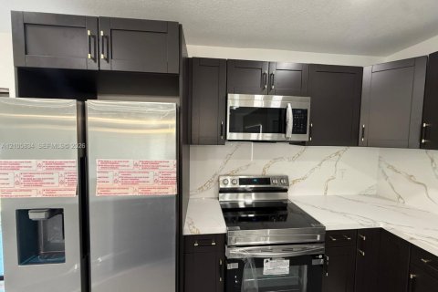 Villa ou maison à vendre à Hialeah, Floride: 2 chambres, 86.96 m2 № 2414521 - photo 21
