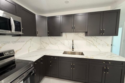 Villa ou maison à vendre à Hialeah, Floride: 2 chambres, 86.96 m2 № 2414521 - photo 16
