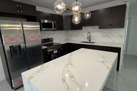 Villa ou maison à vendre à Hialeah, Floride: 2 chambres, 86.96 m2 № 2414521 - photo 20