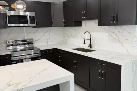 Villa ou maison à vendre à Hialeah, Floride: 2 chambres, 86.96 m2 № 2414521 - photo 17