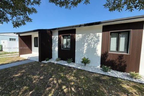 Villa ou maison à vendre à Hialeah, Floride: 2 chambres, 86.96 m2 № 2414521 - photo 9