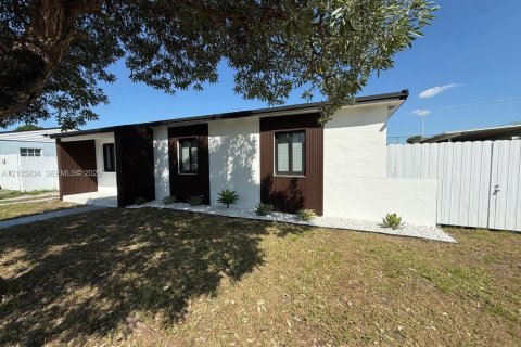 Villa ou maison à vendre à Hialeah, Floride: 2 chambres, 86.96 m2 № 2414521 - photo 6
