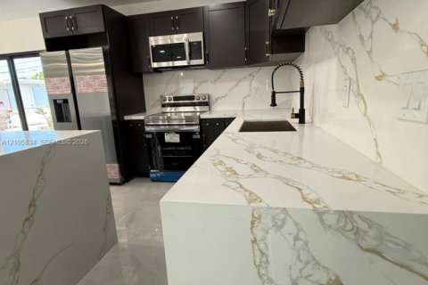 Villa ou maison à vendre à Hialeah, Floride: 2 chambres, 86.96 m2 № 2414521 - photo 22