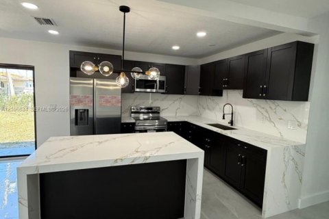 Villa ou maison à vendre à Hialeah, Floride: 2 chambres, 86.96 m2 № 2414521 - photo 15