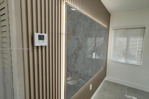 Villa ou maison à vendre à Hialeah, Floride: 2 chambres, 86.96 m2 № 2414521 - photo 25