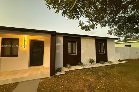 Villa ou maison à vendre à Hialeah, Floride: 2 chambres, 86.96 m2 № 2414521 - photo 2